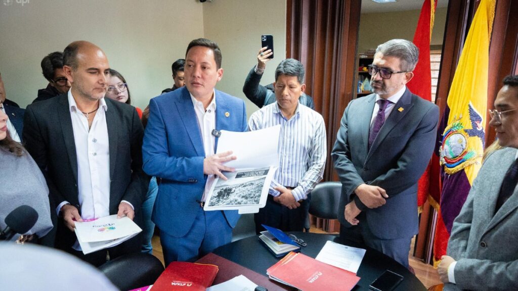 Loma Larga Gobierno suspende permisos ambientales del proyecto minero tras intensas protestas en Azuay. (API)