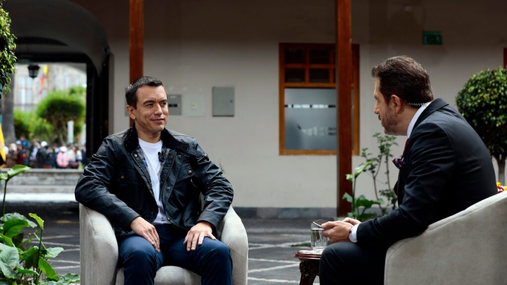 Noboa anuncia mejoras hospitalarias, descarta reelección indefinida y ofrece no subir la edad de jubilación ni aportes del IESS (Presidencia)