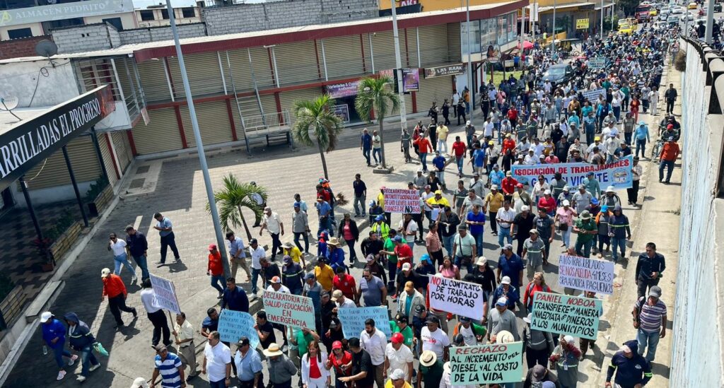 Obreros de Manta y otros municipios de Manabí marchan en reclamo del pago de sus salarios y asignaciones del gobierno