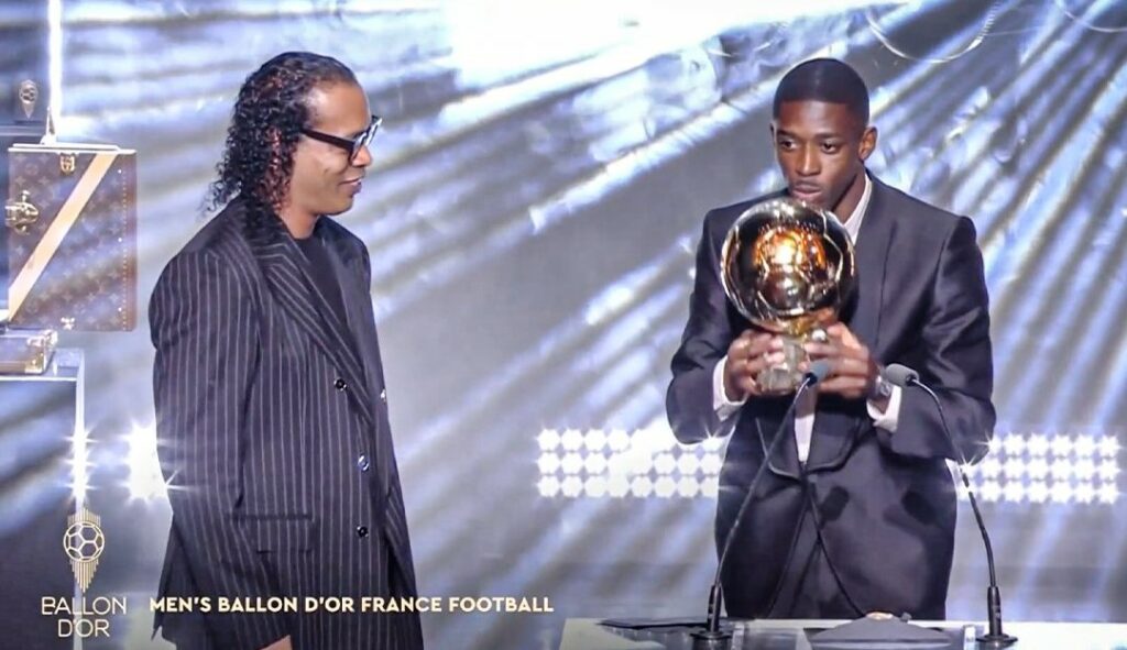 Ousmane Dembélé gana el Balón de Oro 2025 y lo recibió de la mano de Ronaldinho.