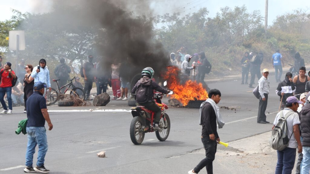 Paro nacional La medida de resistencia adoptada por la Conaie ha ocasionado pérdidas superiores a los 42 millones de dólares, según la CIP. (API)