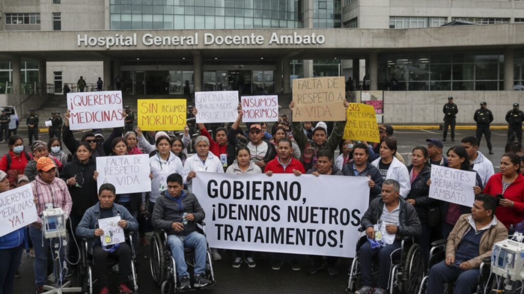 Un paciente de hemodiálisis falleció en el exterior de un hospital de Ambato cuando protestaba por la falta de insumos para enfermos renales. (Gemini)