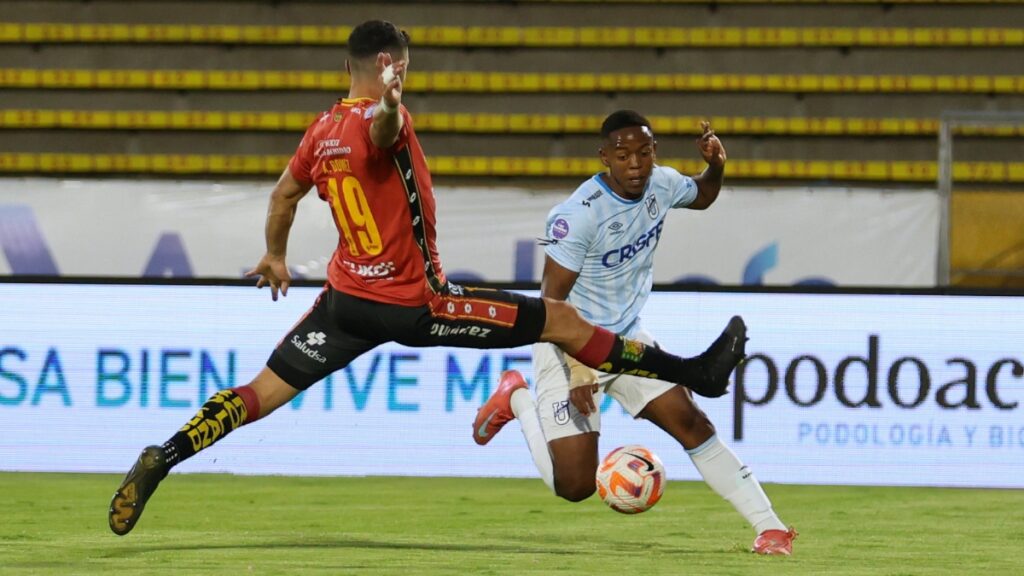 Universidad Católica asegura hexagonal y torneo internacional tras vencer 2-1 a Deportivo Cuenca. (API)