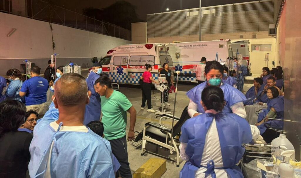 Fuga de amoníaco en Montecristi: decenas intoxicados y atención de emergencia en exteriores del hospital