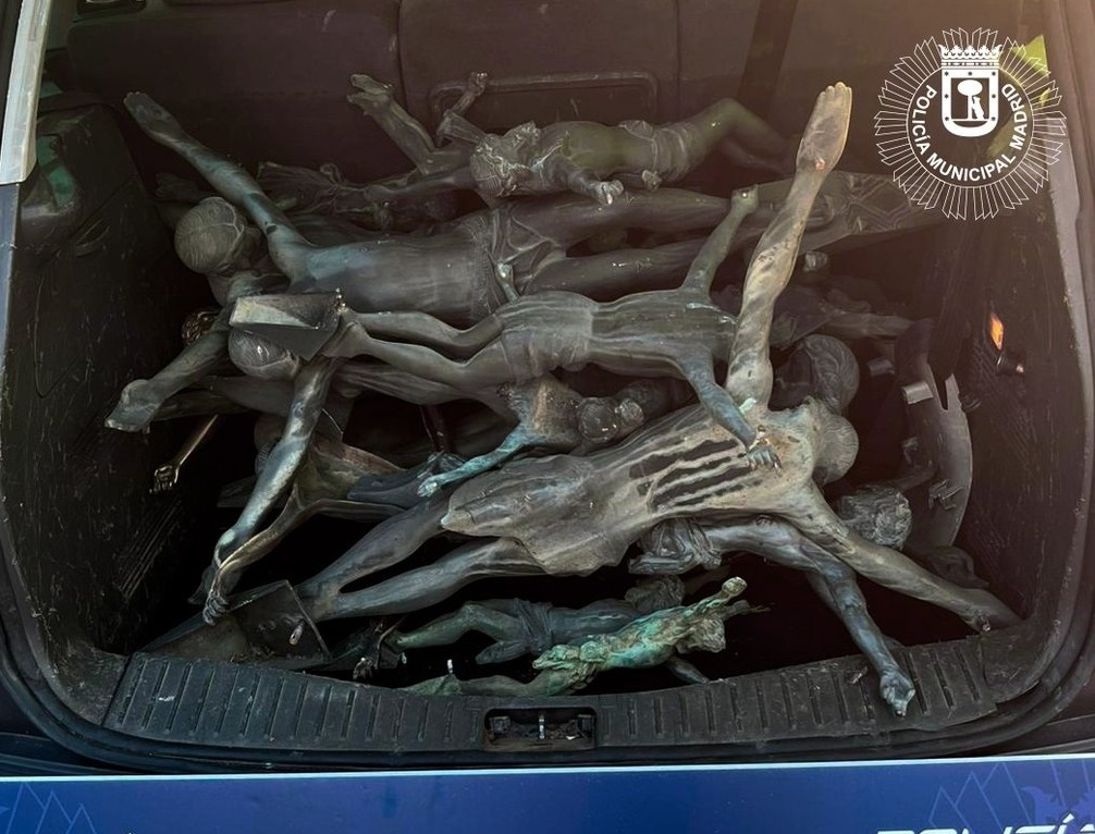 Arrestados por sustraer 32 crucifijos de bronce de cementerios: uno de los implicados es menor de edad