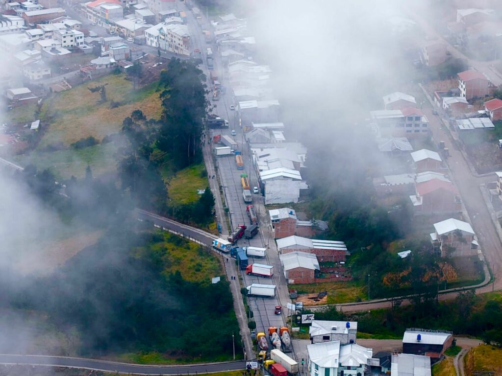 Autoridades advierten de "alto riesgo" por acumulación de tanqueros cargados con gas y gasolina en Suscal, Cañar, por cierres del paro nacional