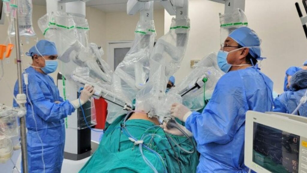 Cirugía robótica, HCAM, Trasplante de riñón, Donante vivo, Innovación médica, Salud Ecuador, Mínima invasión