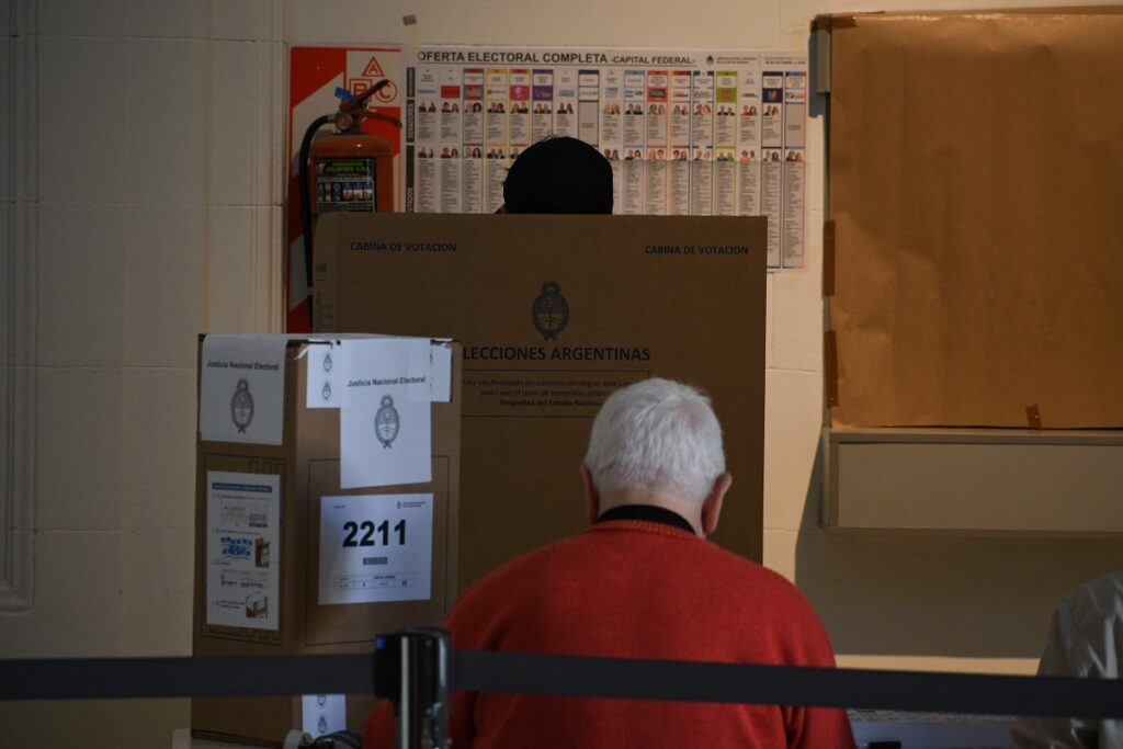 Ciudadanos votan en las elecciones legislativas, en la Universidad Tecnológica Nacional, sede Medrano, Buenos Aires. FOTO: Europa Press.