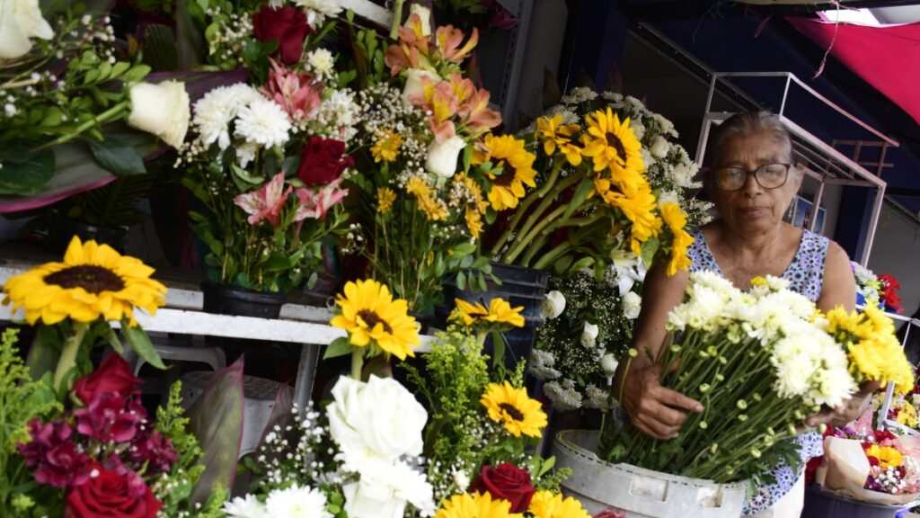 Día de los Fieles Difuntos Las flores en Portoviejo experimentan incremento en sus precios por alta demanda. (El Diario)