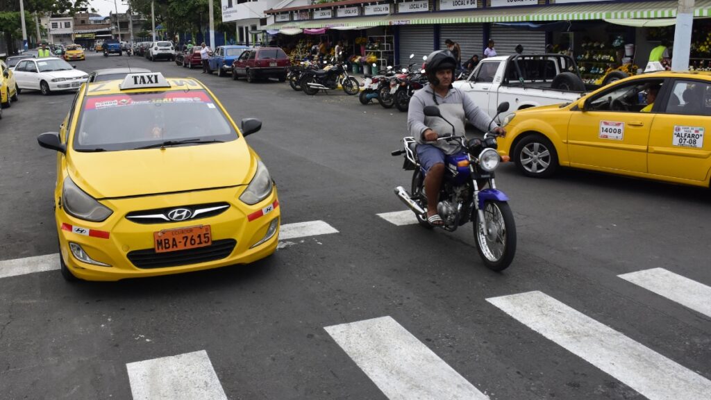 Día de los Fieles Difuntos Portoviejo cierra vías y despliega operativos para el acceso a cementerios. (El Diario)