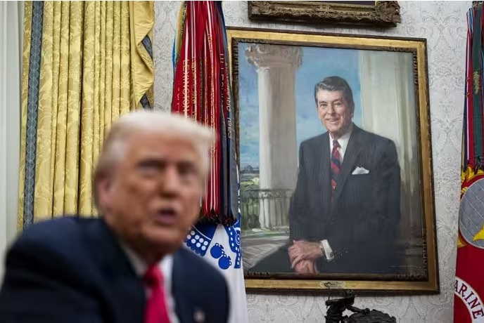 Donald Trump junto a un retrato de Ronald Reagan. FOTO: Europa Press.