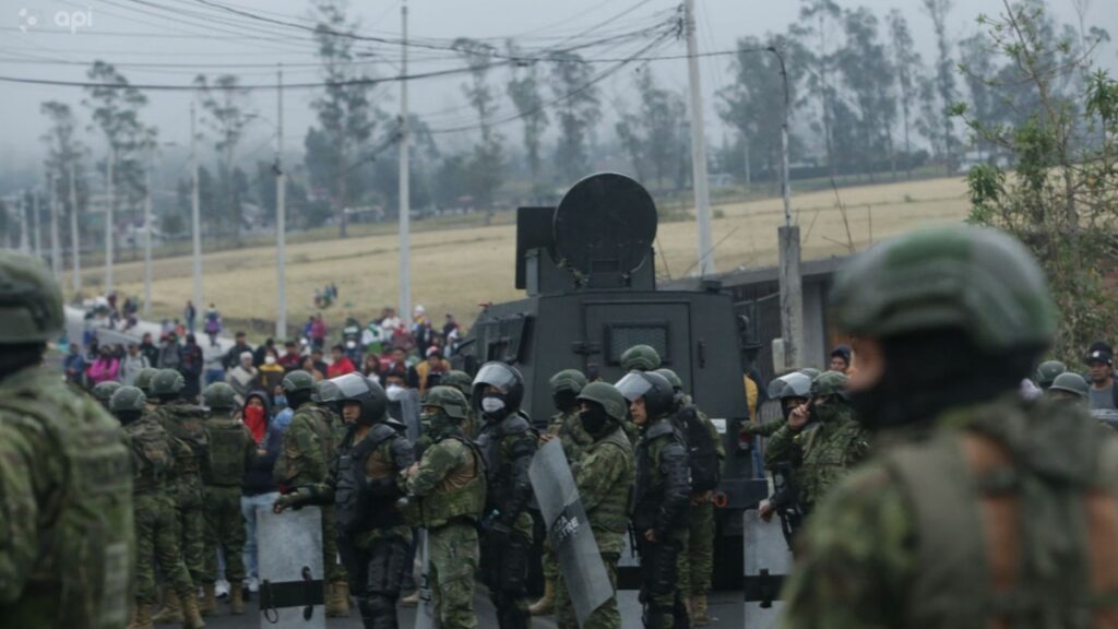 El riesgo país de Ecuador se eleva a 864 puntos, reflejando el impacto del paro nacional en este indicador económico. (API)