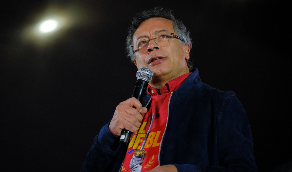 Gustavo Petro dice que Estados Unidos lo humilló tras no poder reabastecer de combustible a su avión de camino a Qatar