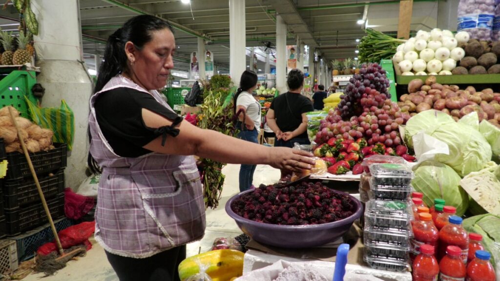 La venta de productos para elaborar la colada morada se dispara a "última hora" en Portoviejo, según comerciantes. (El Diario)