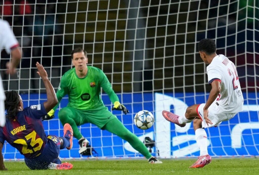 Senny Mayulu, de PSG, superó a Pau Cubarsí y batió a Wojciech  Szczesny.