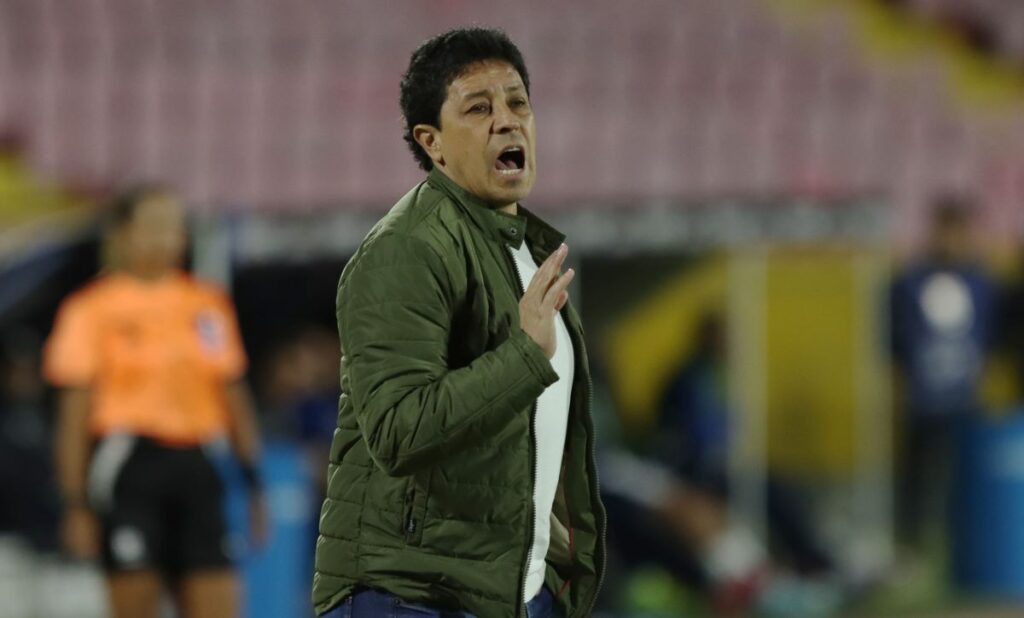 Paúl Vélez sancionado seis meses tras críticas al arbitraje femenino en la Copa Sudamericana.