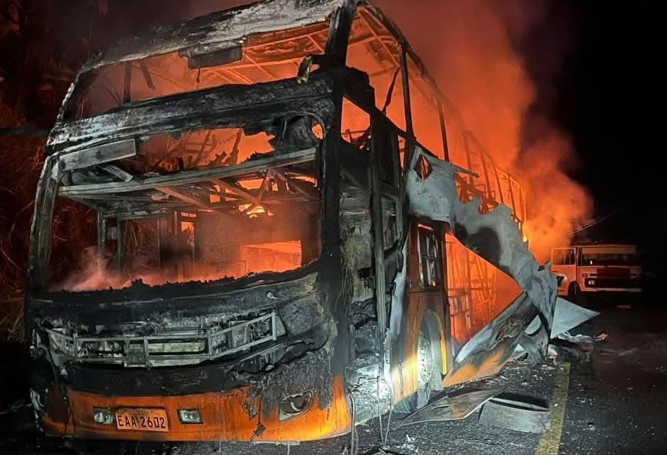 Un bus de la cooperativa Trans Esmeraldas, con cerca de 50 pasajeros a bordo, se incendió completamente cerca de la medianoche del martes 28 de octubre de 2025.