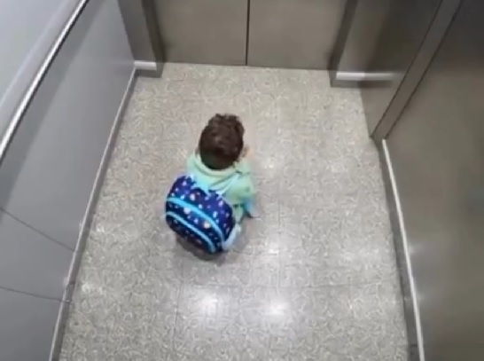 El niño se arrodilló y le pidió a Dios que lo ayude ya que tenía miedo.