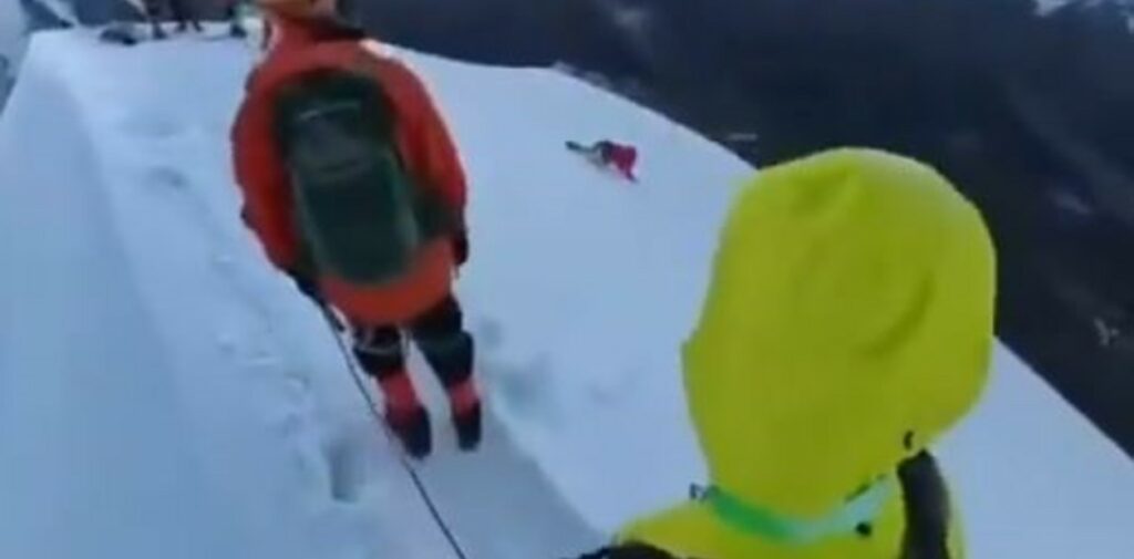 El vídeo viral del trágico accidente de un alpinista en China