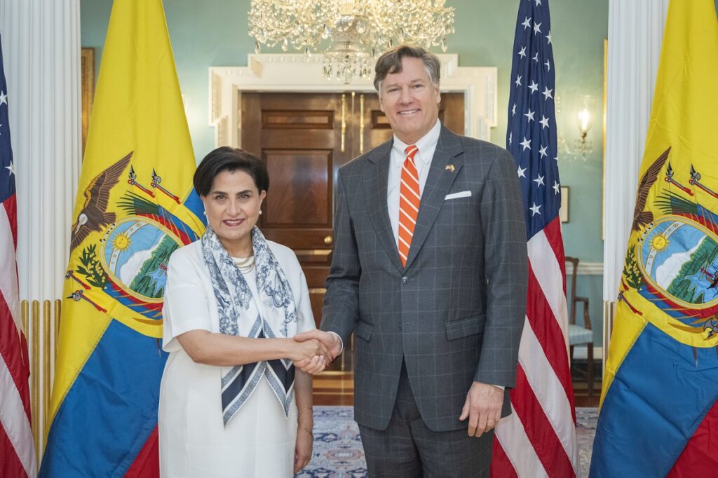 El subsecretario del Departamento de Estado de Estados Unidos, Christopher Landau junto a la canciller ecuatoriana Gabriela Sommerfeld. FOTO: @DeputySecState.