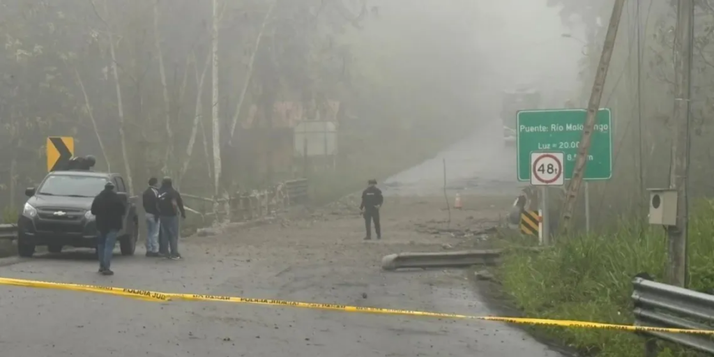 Policía investiga conexión entre explosión en puente y hallazgos criminales en Pasaje