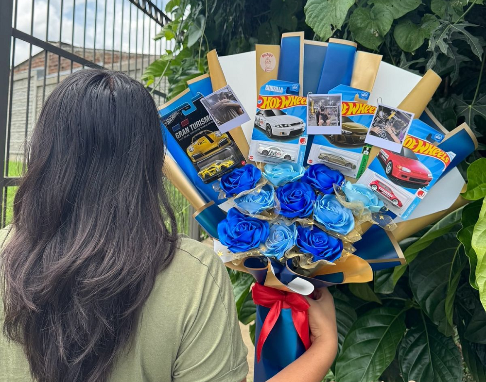 Regala flores azules y Hot Wheels este 3 de octubre y sorprende a tu pareja