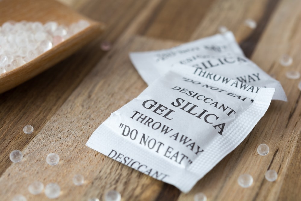 Pequeñas pero útiles: las bolsas de gel de sílice salvan tus productos sin que lo sepas