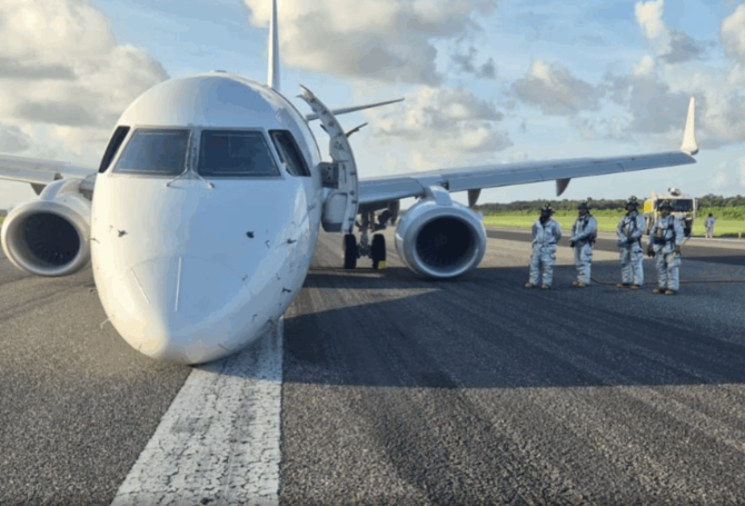 Un avión aterriza de emergencia en el aeropuerto de Santo Domingo, sin tren delantero