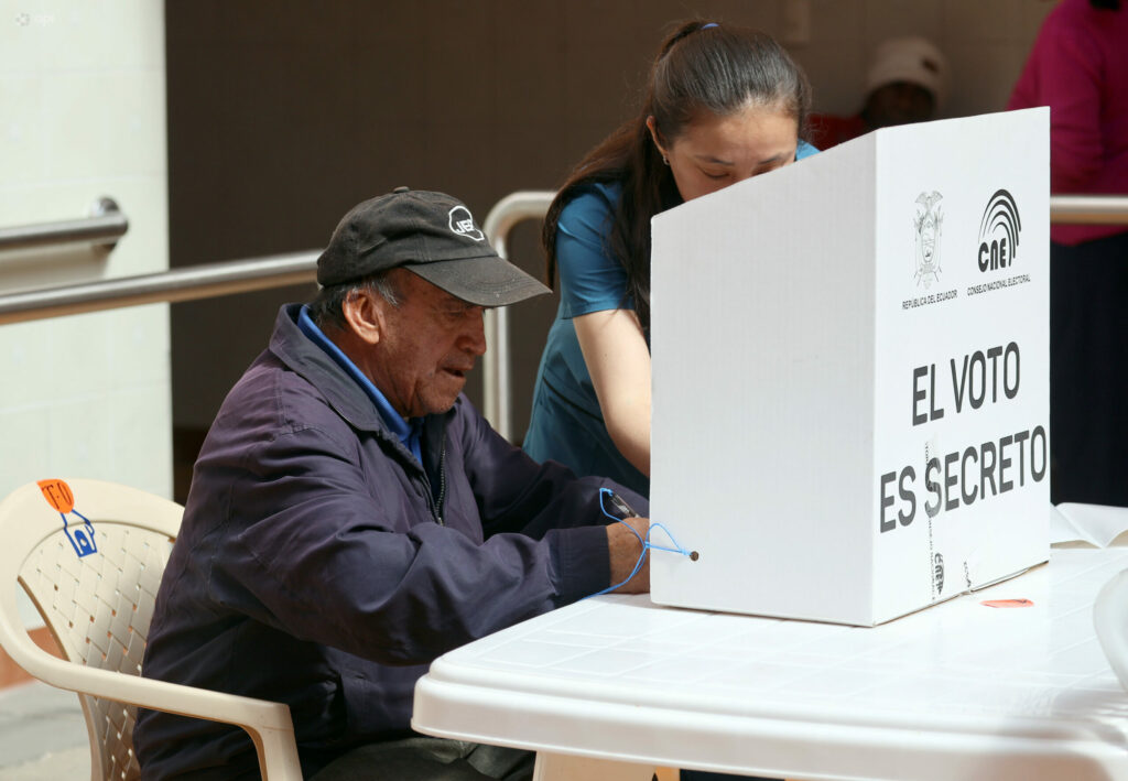 Voto en Casa Ecuador 2025: 490 electores votan anticipadamente el 14 de noviembre. FOTO: API.