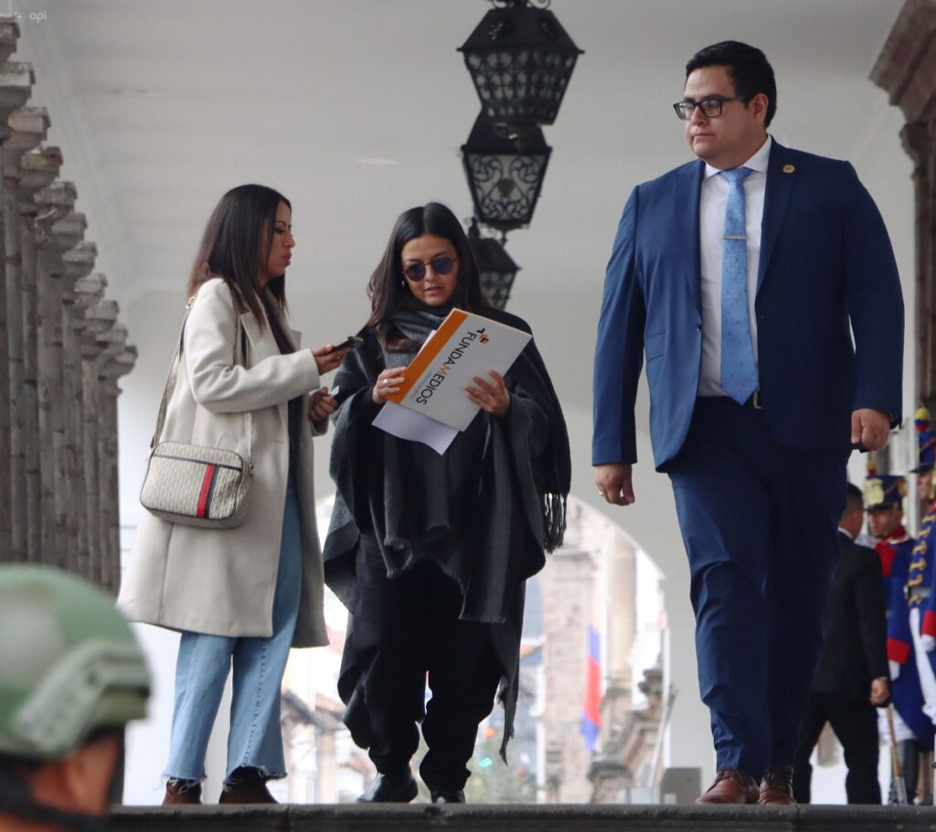 Amanda Villavicencio, acudió a la Presidencia de la República para entregar una carta al Presidente Daniel Noboa. FOTO: API.