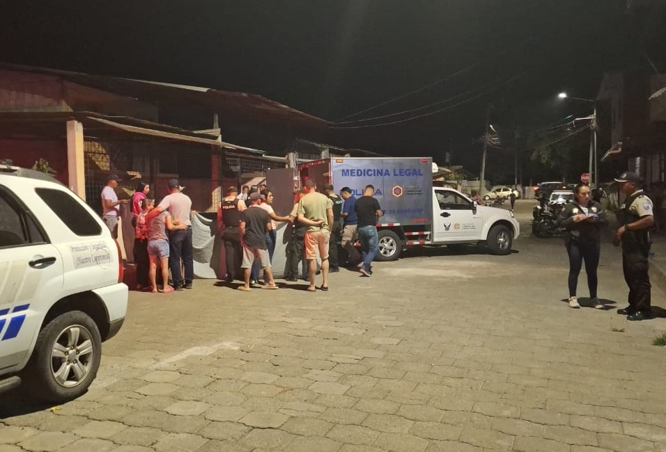 A un hombre de 18 años, identificado como Julián, lo asesinaron de cuatro disparos en el barrio La Dolorosa, cantón Santa Ana, provincia de Manabí.