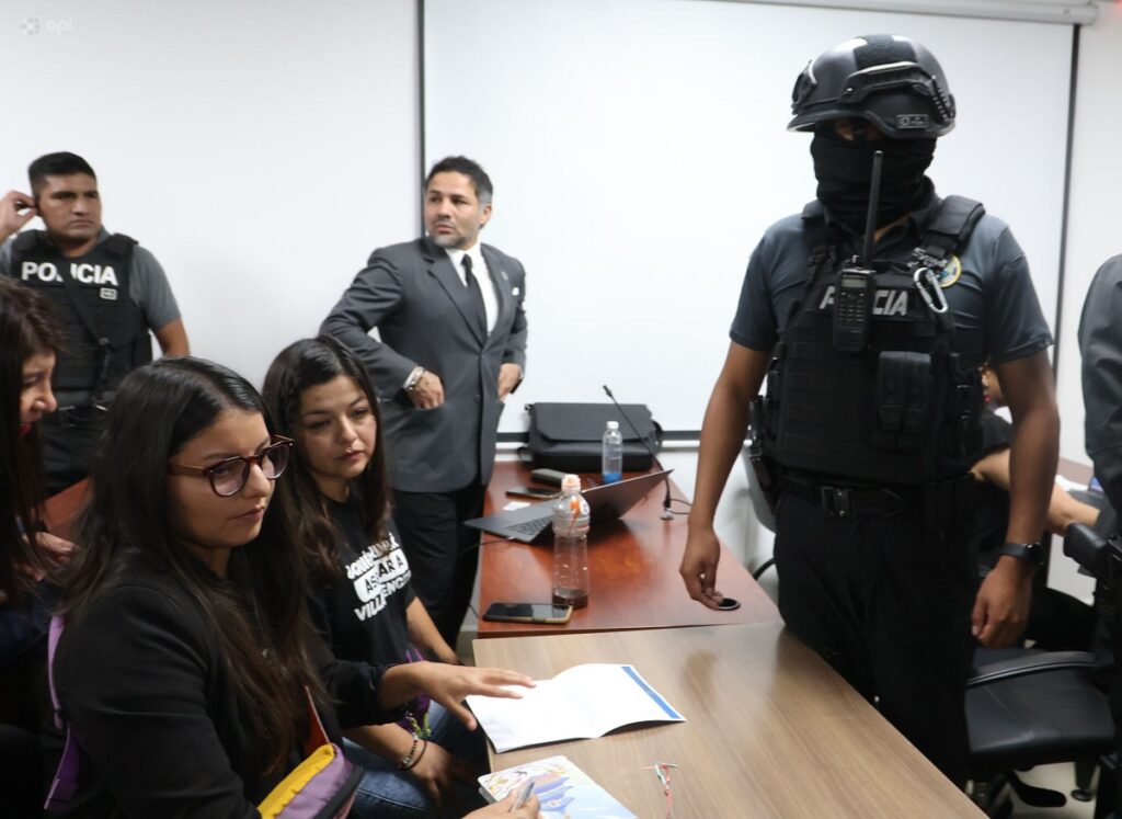 Amanda y Tamia Villavicencio acudieron a la audiencia de formulación de cargos en el caso Villavicencio en el Complejo Judicial. FOTO: API.