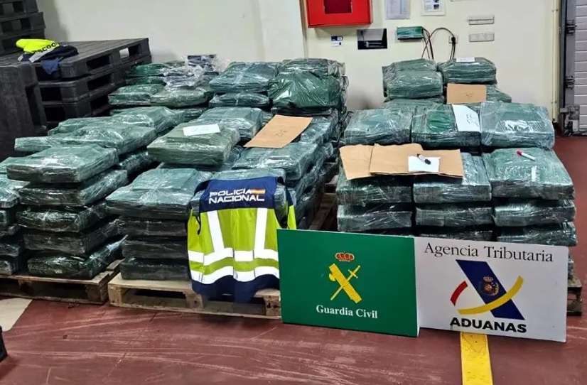 Agentes de la Guardia Civil, Policía Nacional y Vigilancia Aduanera de la Agencia Tributaria, de España, incautaron dos toneladas de cocaína