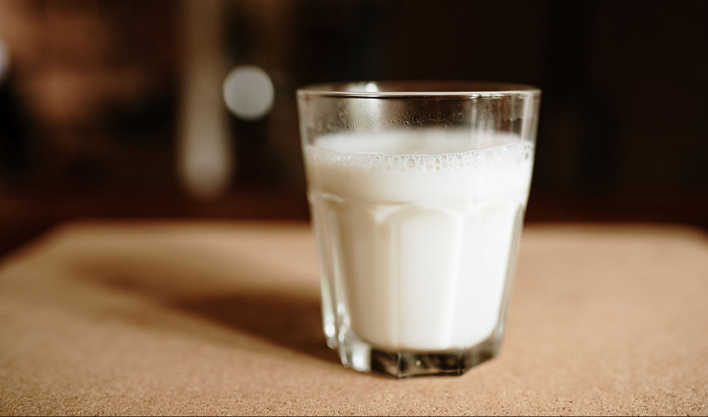 Arcsa alerta sobre incumplimientos sanitarios en lotes de tres marcas de leche Producto ha sido adulterado