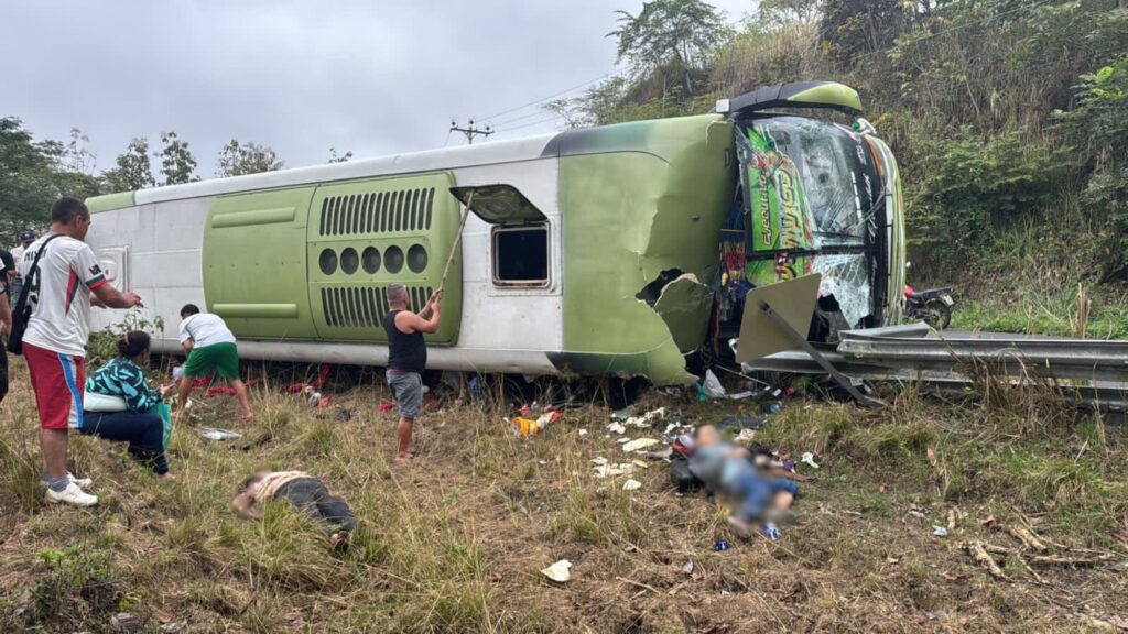 Así fue el accidente del bus de la cooperativa Santo Domingo en la vía Zapallo-Convento