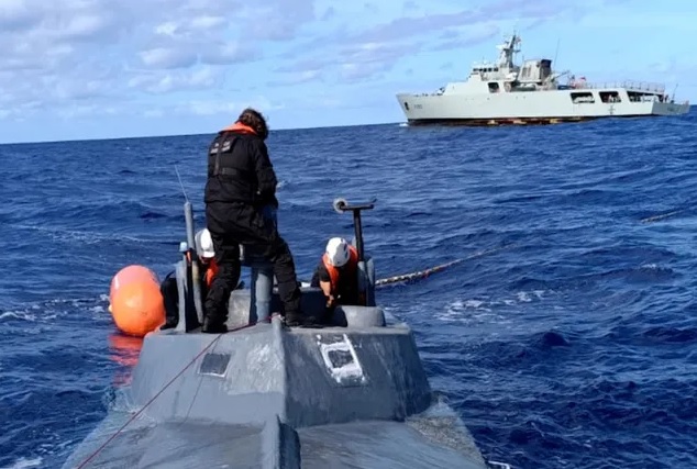 Autoridades portuguesas detuvieron a dos ecuatorianos, un venezolano y un colombiano dentro de un narcosubmarino, donde transportaban 1,7 toneladas de droga.