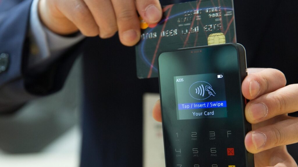 Bancos digitales como Chime, SoFi o MyBambu ofrecen opciones accesibles para ecuatorianos sin Seguro Social, con cuentas que pueden abrirse en línea.