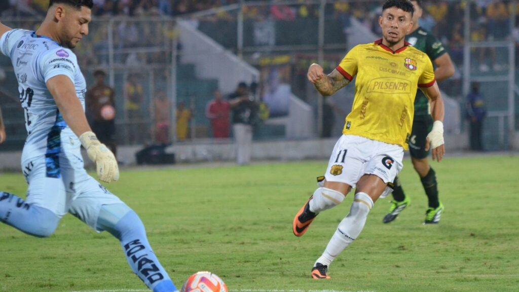 Barcelona se impone ante Orense en Machala y se aferra al cupo de la Copa Libertadores . (API)