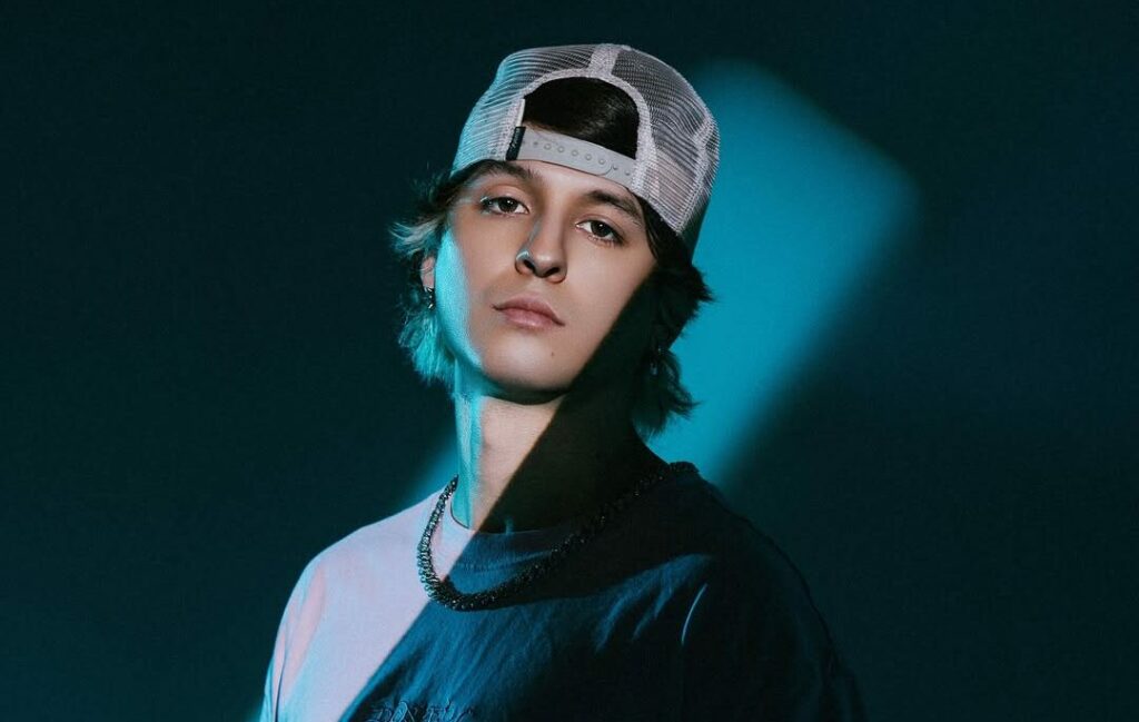 Christopher Vélez sigue imparable: lanzó su nuevo tema musical 'D Lejitos'.