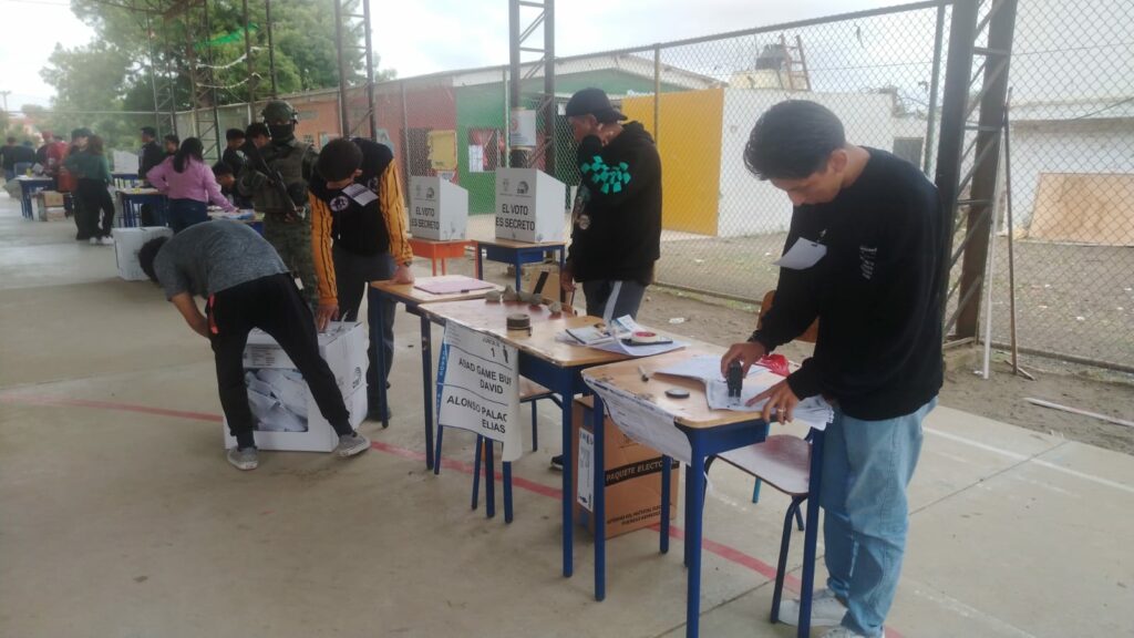 Cierre de urnas e inicio de jornada de escrutinio en la referéndum y consulta popular