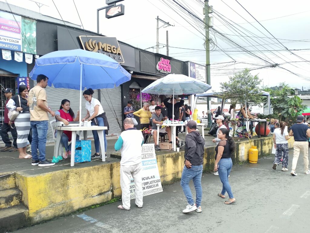 Comerciantes reportan bajas ventas en exteriores de recintos electorales de Santo Domingo