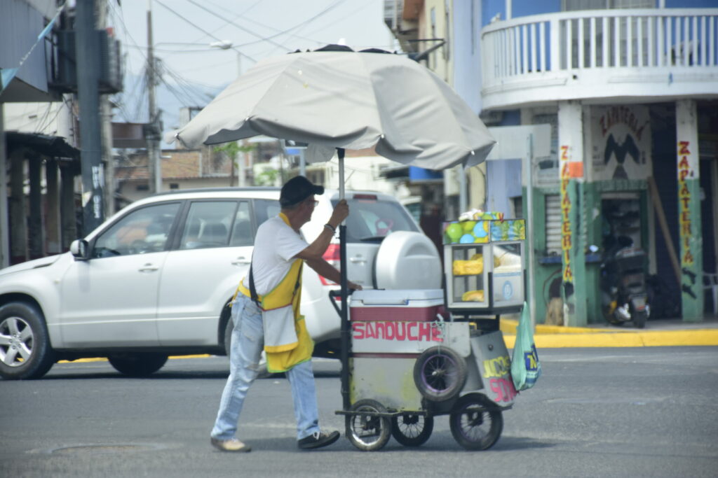 Comercio informal y tránsito ejes del desorden urbano en Portoviejo