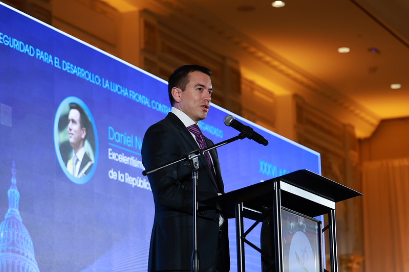 Presidente Daniel Noboa hablando en la Asamblea CEAL.