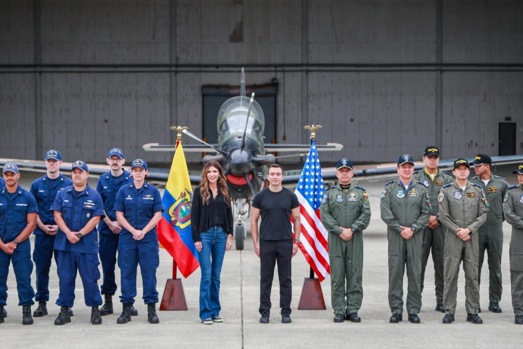 Daniel Noboa y Kristi Noem inspeccionaron en Salinas áreas de cooperación militar para reforzar la defensa nacional