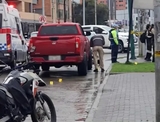 Dos hombres resultaron asesinados a tiros mientras se encontraban dentro de una camioneta doble cabina de color rojo, en Cuenca.