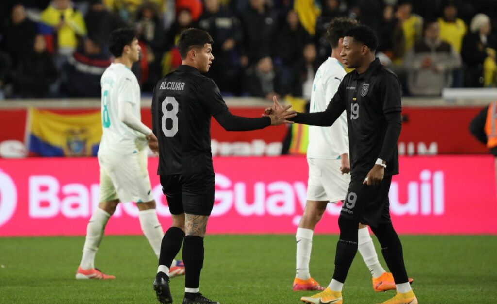 Jordy Alcívar y Gonzalo Plata en el choque entre Ecuador y Nueva Zelanda. (Foto: Williams Paladines).