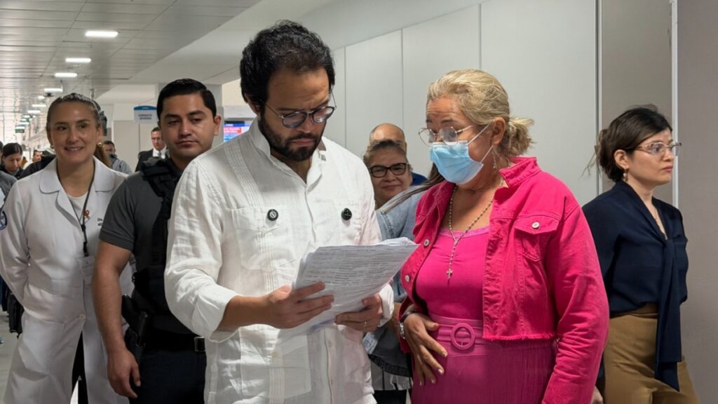 Edgar Lama, presidente del IESS, supervisa el abastecimiento de medicamentos en hospitales de Manabí. (IESS)