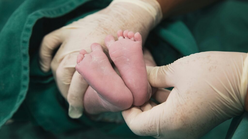 El IESS debe cumplir con reparación de 5 mil dólares a favor de una mujer por violencia obstétrica. (Pexels)