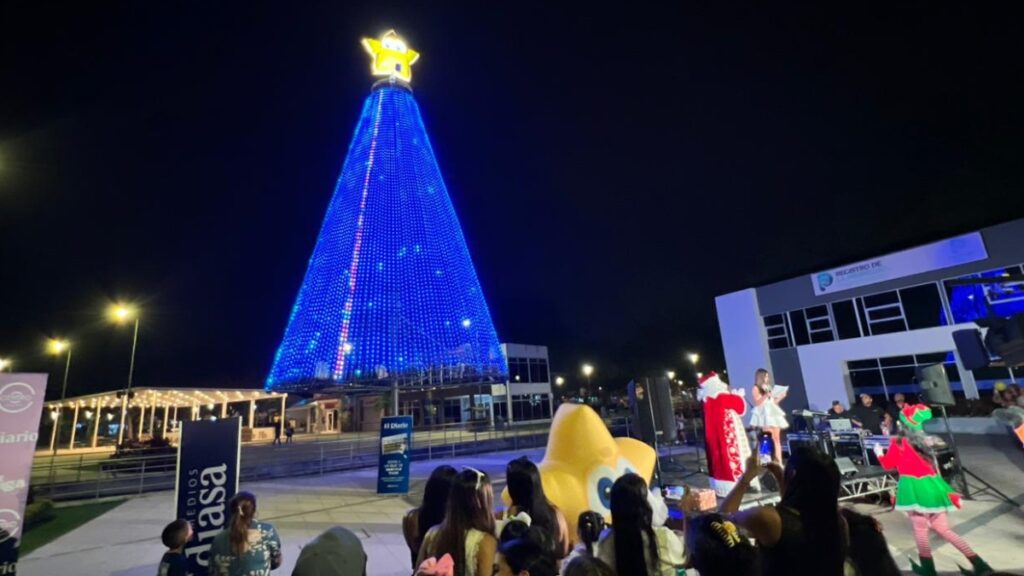 El árbol de Navidad de El Diario se enciende y marca el inicio de esta temporada festiva en Portoviejo, Manabí. (El Diario)