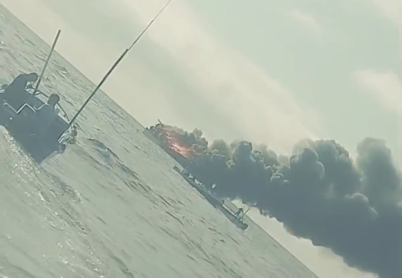 El barco pesquero “Con la Bendición de Dios”, de bandera manabita y registro B-04-01105, se incendió completamente mientras realizaba faenas de pesca.
